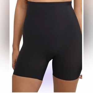 MaidenForm Seamless stay in place high waisted Shorty shape wear Sz M